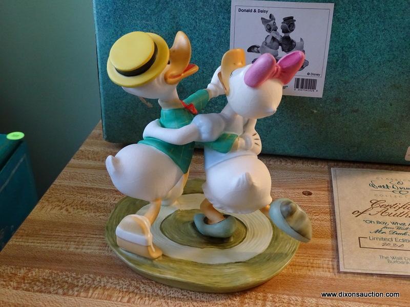 (UPKIT) WALT DISNEY CLASSICS COLLECTION FIGURINES OF DONALD AND DAISY "OH BOY, WHAT A JITTERBUG!"