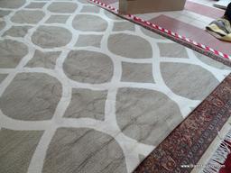 MODERN MACHINE MADE BEIGE AND WHITE AREA RUG FROM CRATE & BARREL. MEASURES APPROXIMATELY 11 FT 8 IN