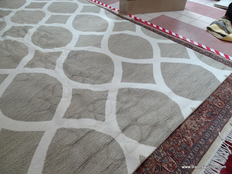 MODERN MACHINE MADE BEIGE AND WHITE AREA RUG FROM CRATE & BARREL. MEASURES APPROXIMATELY 11 FT 8 IN