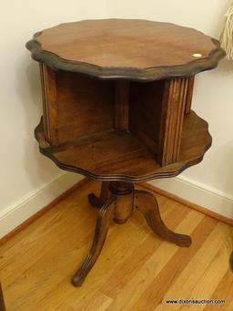 (DR) MAHOGANY DUNCAN PHYFE STYLE PIE CRUST TOP TABLE WITH LOWER SHELVES FOR BOOKS, VERY GOOD