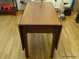 (DR) MAHOGANY DROP LEAF TABLE IN EXCELLENT CONDITION- WITH LEAVES DOWN- 22 IN X 38 IN X 30.5 IN-