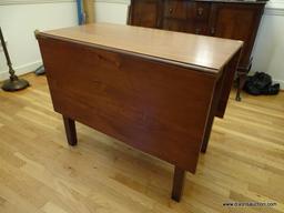 (DR) MAHOGANY DROP LEAF TABLE IN EXCELLENT CONDITION- WITH LEAVES DOWN- 22 IN X 38 IN X 30.5 IN-