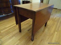 (DR) MAHOGANY DROP LEAF TABLE IN EXCELLENT CONDITION- WITH LEAVES DOWN- 22 IN X 38 IN X 30.5 IN-