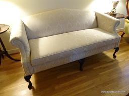 (LR) CHERRY QUEEN ANNE CAMEL BACK SOFA WITH IVORY DAMASK PRINT UPHOLSTERY, NO SIGHTED STAINS OR