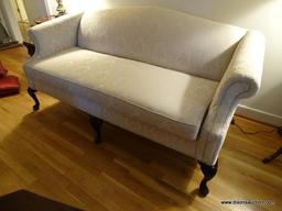 (LR) CHERRY QUEEN ANNE CAMEL BACK SOFA WITH IVORY DAMASK PRINT UPHOLSTERY, NO SIGHTED STAINS OR