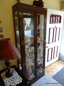 (FR) WOODEN & GLASS DOUBLE DOOR LIGHTED CURIO CABINET WITH (4) GLASS SHELVES & BRASS HARDWARE.