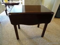 (FR) SINGLE DRAWER DOUBLE DROPSIDE END TABLE WITH REEDED LEGS AND DOVETAIL DRAWER. MEASURES 17" X