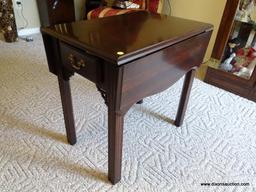 (FR) SINGLE DRAWER DOUBLE DROPSIDE END TABLE WITH REEDED LEGS AND DOVETAIL DRAWER. MEASURES 17" X