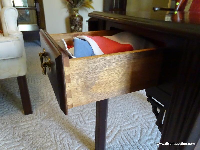 (FR) SINGLE DRAWER DOUBLE DROPSIDE END TABLE WITH REEDED LEGS AND DOVETAIL DRAWER. MEASURES 17" X