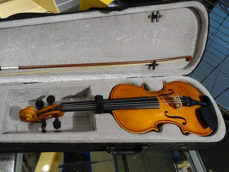 (SC) UNNAMED 4/4 VIOLIN WITH BOW AND HARD CASE. NEEDS 1 STRING. ITEM IS SOLD AS IS WHERE IS WITH NO