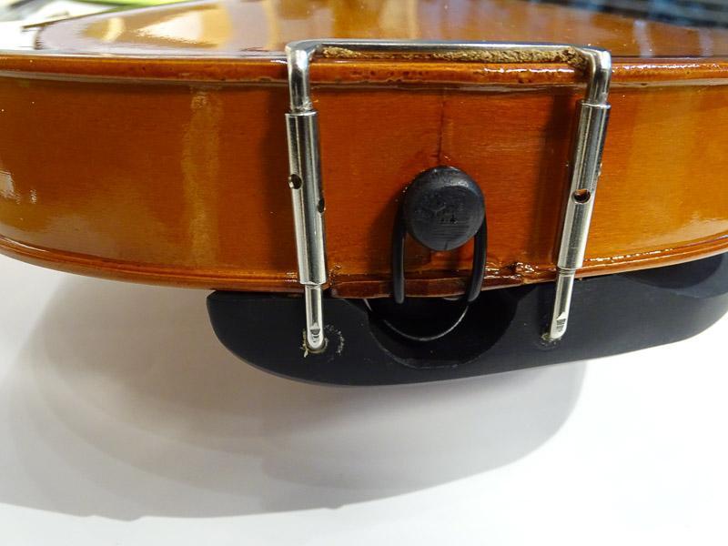 (SC) UNNAMED 4/4 VIOLIN WITH BOW AND HARD CASE. NEEDS 1 STRING. ITEM IS SOLD AS IS WHERE IS WITH NO