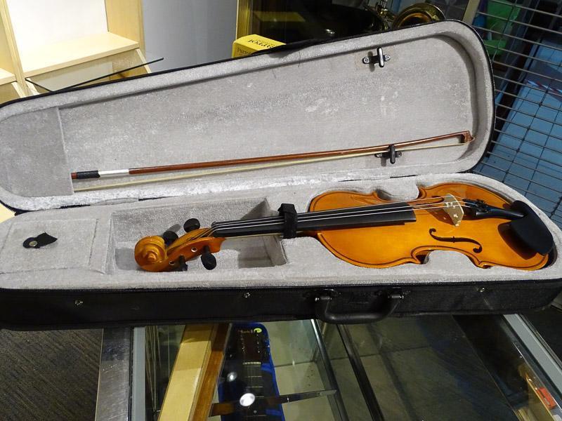 (SC) UNNAMED 4/4 VIOLIN WITH BOW AND HARD CASE. NEEDS 1 STRING. ITEM IS SOLD AS IS WHERE IS WITH NO