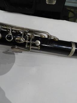 (SC) KING TEMPO CLARINET WITH HARD CASE. ITEM IS SOLD AS IS WHERE IS WITH NO GUARANTEES OR WARRANTY.