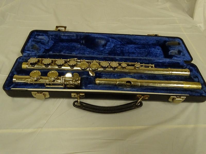 (SC) W.T. ARMSTRONG FLUTE IN HARD CASE. ITEM IS SOLD AS IS WHERE IS WITH NO GUARANTEES OR WARRANTY.