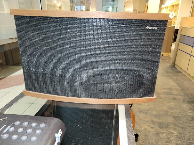 (SC) PAIR OF BOSE 901 SERIES V SPEAKERS WITH WOODEN CASES. ITEM IS SOLD AS IS WHERE IS WITH NO