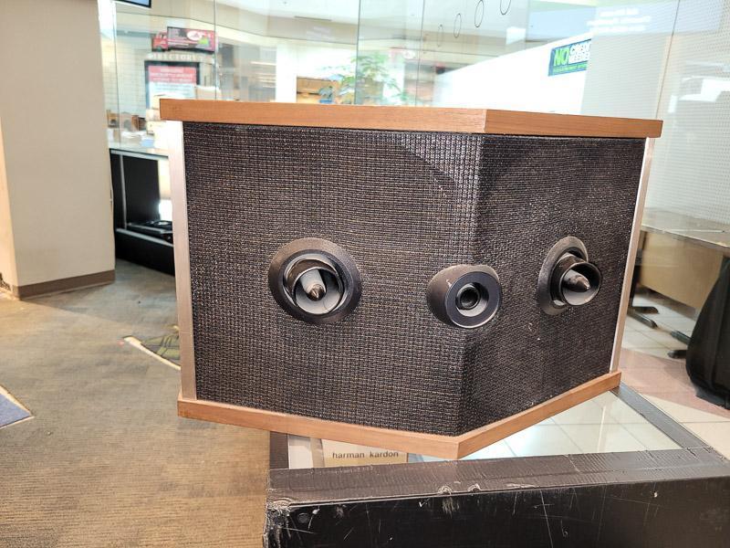 (SC) PAIR OF BOSE 901 SERIES V SPEAKERS WITH WOODEN CASES. ITEM IS SOLD AS IS WHERE IS WITH NO