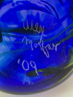 (1A) SIGNED COBALT BLUE HAND BLOWN ART GLASS VASE ALEX MORGAN '09 12 INCH HEIGHT