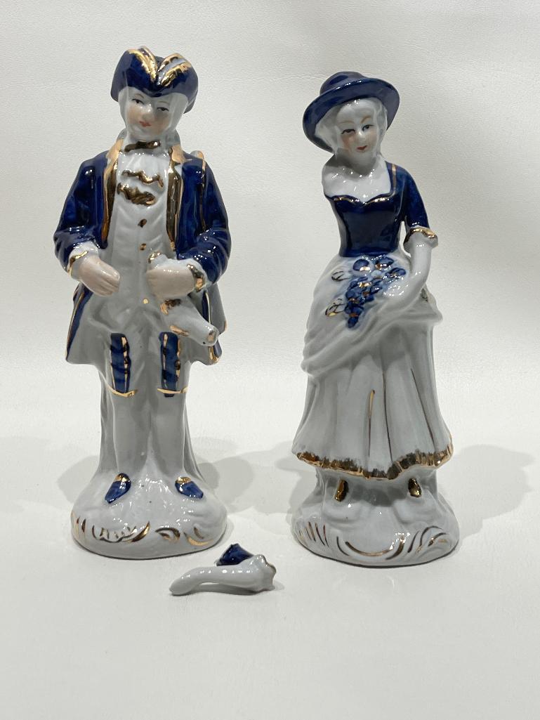 (1A) ANTIQUE BLUE AND WHITE COLONIAL COUPLE FIGURES (FEMALE FIGURE HAS BROKEN ARM)