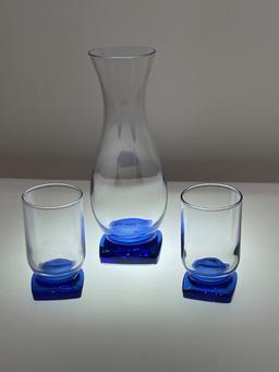 (3C) BORMIOLI ROCCO COBALT BLUE SQUARE BASE APERITIF DECANTER WITH PAIR OF CORDIAL GLASSES. DECANTER