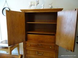 (BED1) THOMASVILLE OAK GENTLEMAN'S ARMOIRE WITH 2 DOORS WITH 2 INTERIOR SHELVES AND A PULL OUT