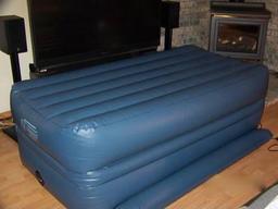 (11K) TWIN AEROBED AIR MATTRESS WITH STORAGE BAG. CLEAN AND IN GOOD CONDITION.