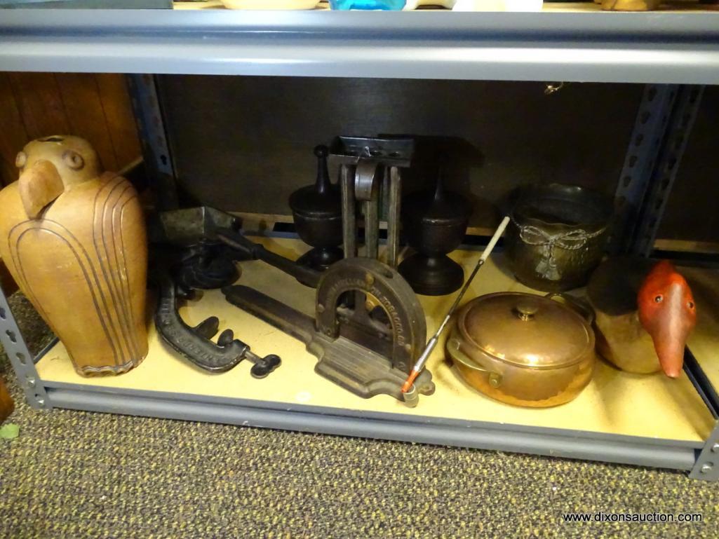 (R2) SHELF LOT OF ASSORTED ITEMS TO INCLUDE A WOOD CARVED BIRD, A COPPER AND BRASS LIDDED POT, A