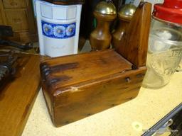 (R2) SHELF LOT OF ASSORTED ITEMS TO INCLUDE A FLOUR SHAKER, SALT SHAKER, A BROWN GLAZED CROCK, A