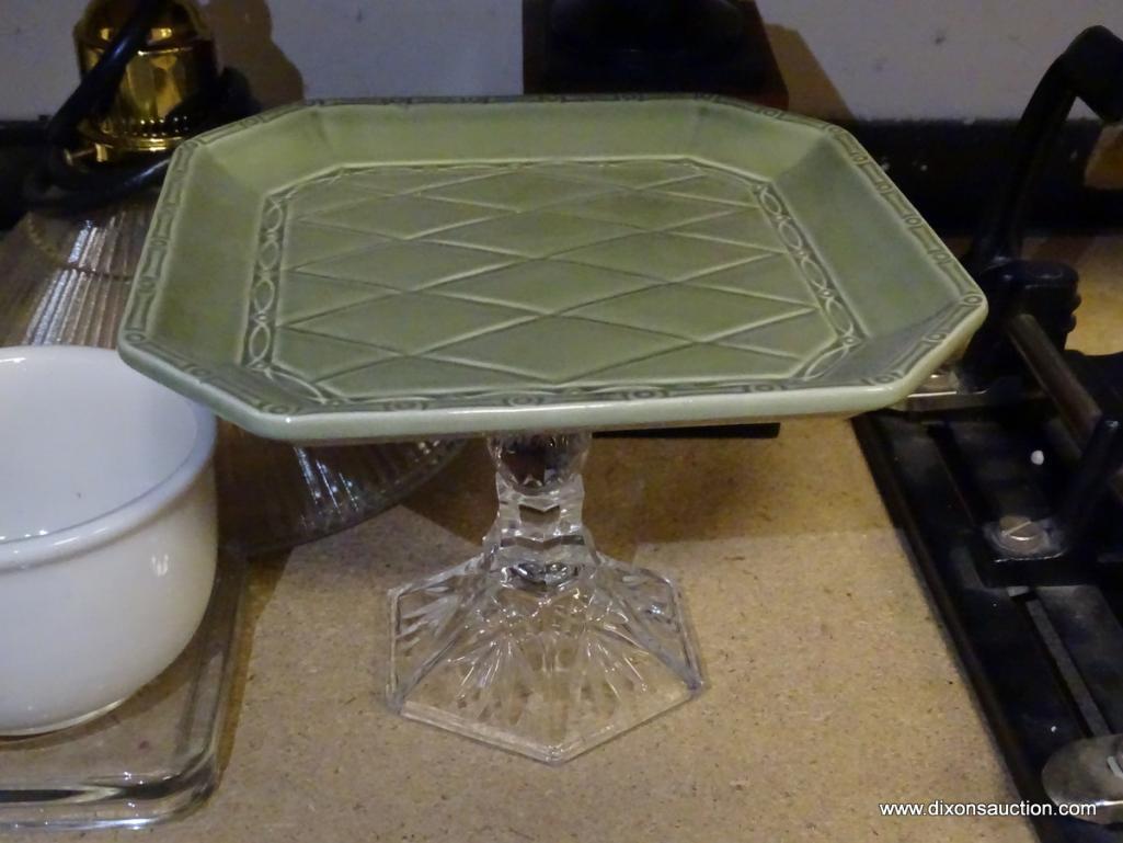 (R2) SHELF LOT OF ASSORTED ITEMS TO INCLUDE A PAIR OF HANGING LAMPS, A GREEN PLATTER ON STAND, A