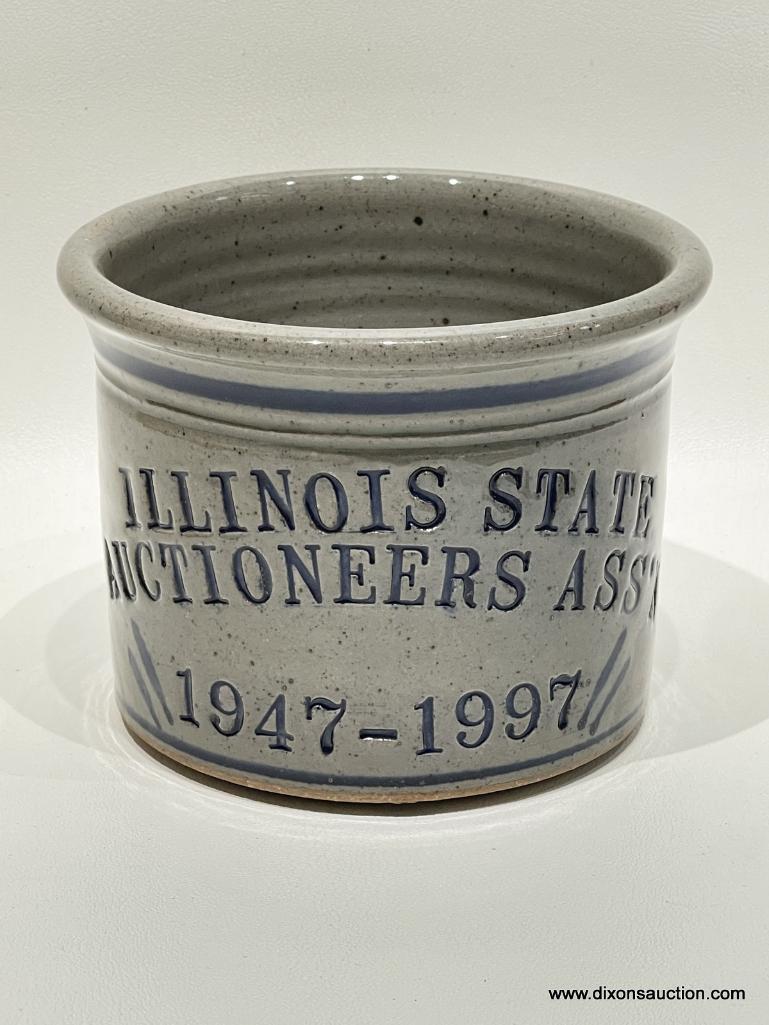 (2B) ILLINOIS STATE AUCTIONEER ASSOCIATION SALT GLAZE STONEWARE CROCK, 50TH ANNIVERSARY 1947-1997 -