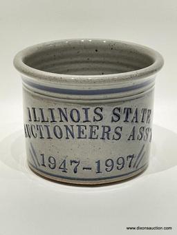 (2B) ILLINOIS STATE AUCTIONEER ASSOCIATION SALT GLAZE STONEWARE CROCK, 50TH ANNIVERSARY 1947-1997 -