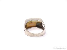 .925 STERLING SILVER LADIES MOTHER OF PEARL RING. SIZE 7 1/2