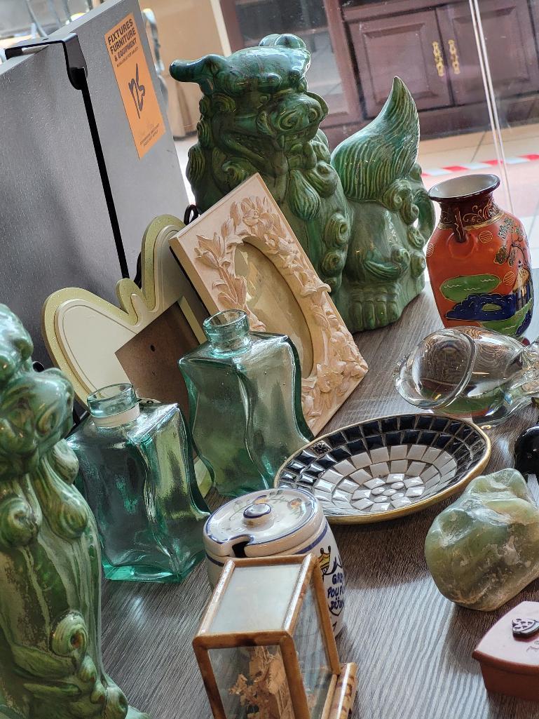 SHELF LOT. TO INCLUDE 2 VINTAGE LARGE GREEN CERAMIC FOO DOGS, 2 SMALL FOO DOGS, PICTURE FRAMES,