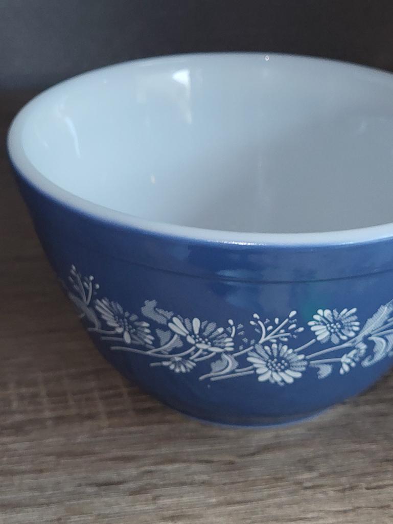 SET OF 4 VINTAGE PYREX COLONIAL MIST BLUE MIXING BOWLS. MEASURES APPROX 6 IN. 7 IN, 9 IN AND 10 IN.