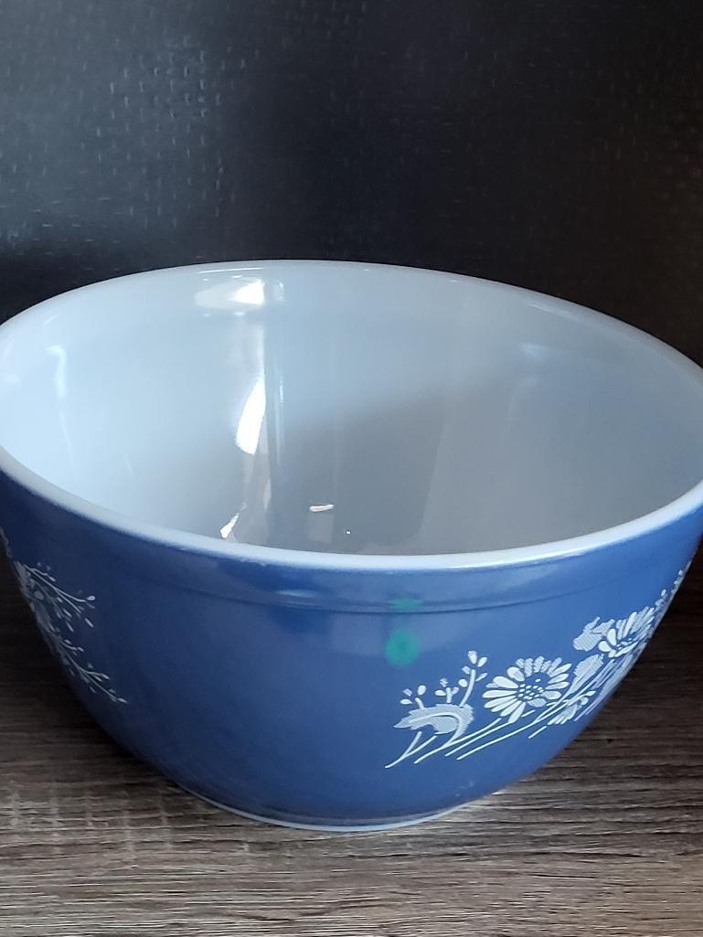 SET OF 4 VINTAGE PYREX COLONIAL MIST BLUE MIXING BOWLS. MEASURES APPROX 6 IN. 7 IN, 9 IN AND 10 IN.