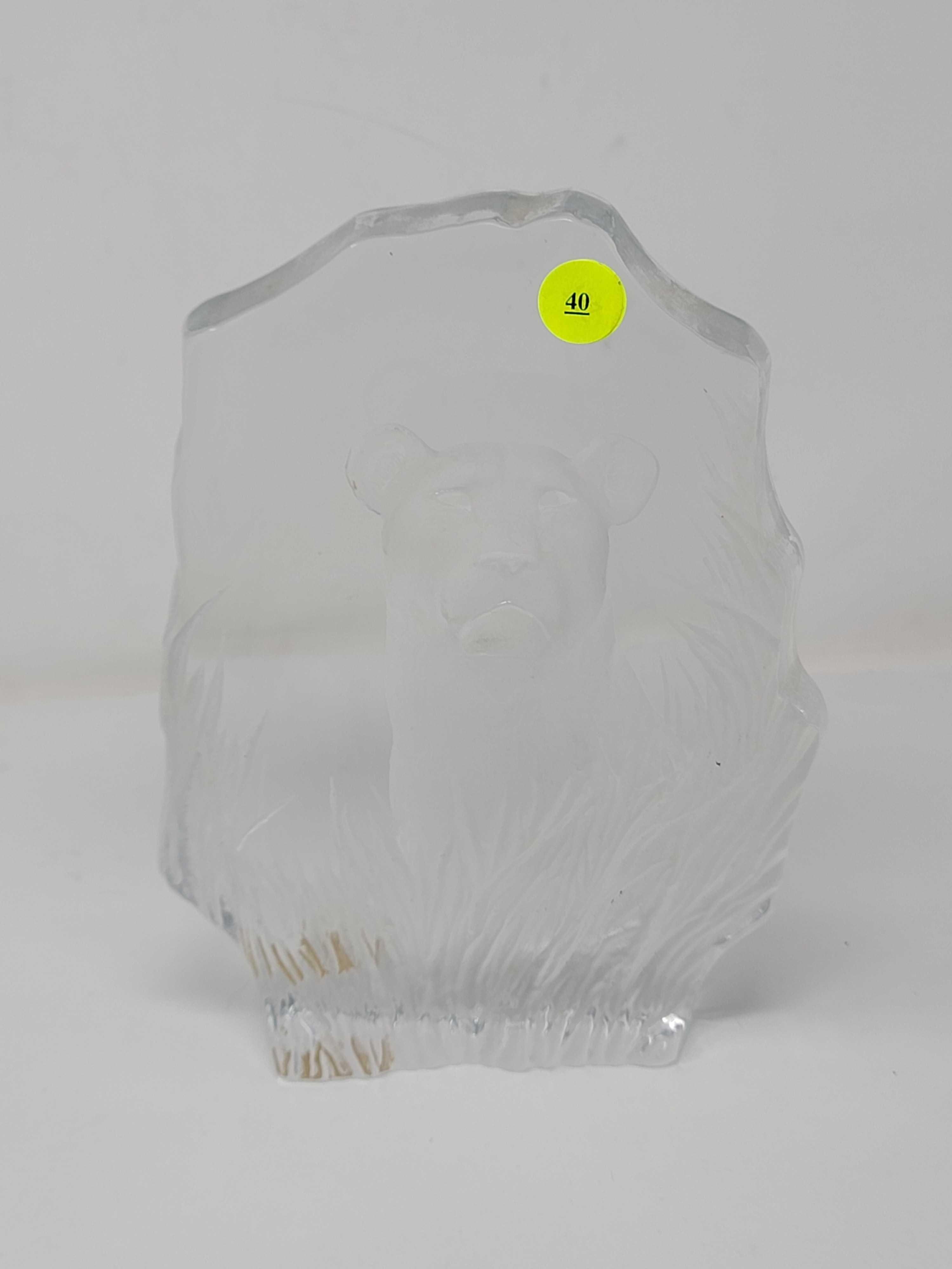 ROYAL KRONA MADE IN SWEDEN ETCHED CRYSTAL LION FIGURINE, 6 INCHES X 9 INCHES.