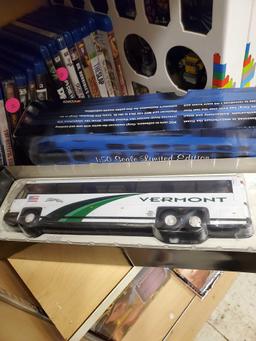 CORGI 1:50 SCALE DIE CAST REPLICA, VERMONT TRANSIT MCI 102 DL3, PLEASE SEE THE PICTURES FOR MORE