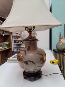 (RM1) BEAUTIFUL GOLD DETAILED ORIENTAL TABLE LAMP WITH CRAZED LOOK. SITS ON WOOD BASE WITH SQUARED