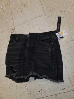 PAIR OF BLACK DENEM SIZE 28 LADIES SHORTS, PLEASE SEE THE PICTURES FOR MORE INFORMATION.