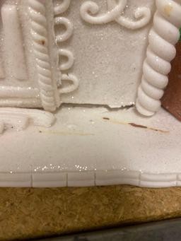 13" Illuminated Gingerbread Cottage Does need Repair