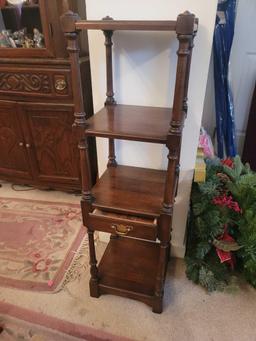 (DR) PENNSYLVANIA HOUSE LIMITED EDITION SUNGLE DRAWER 4 SHELF SIDE TABLE. HAS BRASS BATWING PULL.