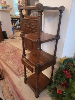 (DR) PENNSYLVANIA HOUSE LIMITED EDITION SUNGLE DRAWER 4 SHELF SIDE TABLE. HAS BRASS BATWING PULL.