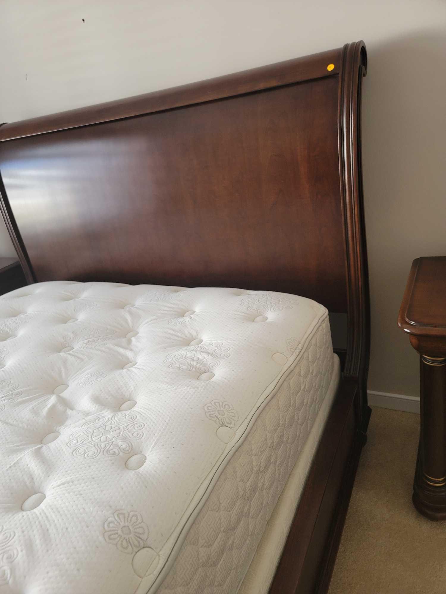 (MBR) DREXEL QUEEN SIZE BED WITH SLEIGH STYLE HEADBOARD AND BOX FRAME. MEASURES APPROX 67" X 90" X