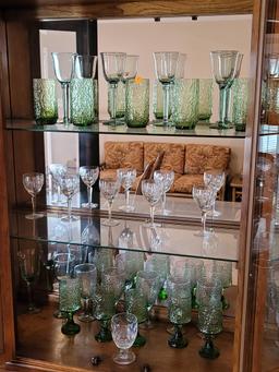 (LR) (29) PIECES OF GLASS DRINKWARE TO INCLUDE A SET OF (5) HAND BLOWN GREEN CRACKLE GLASS DRINKING