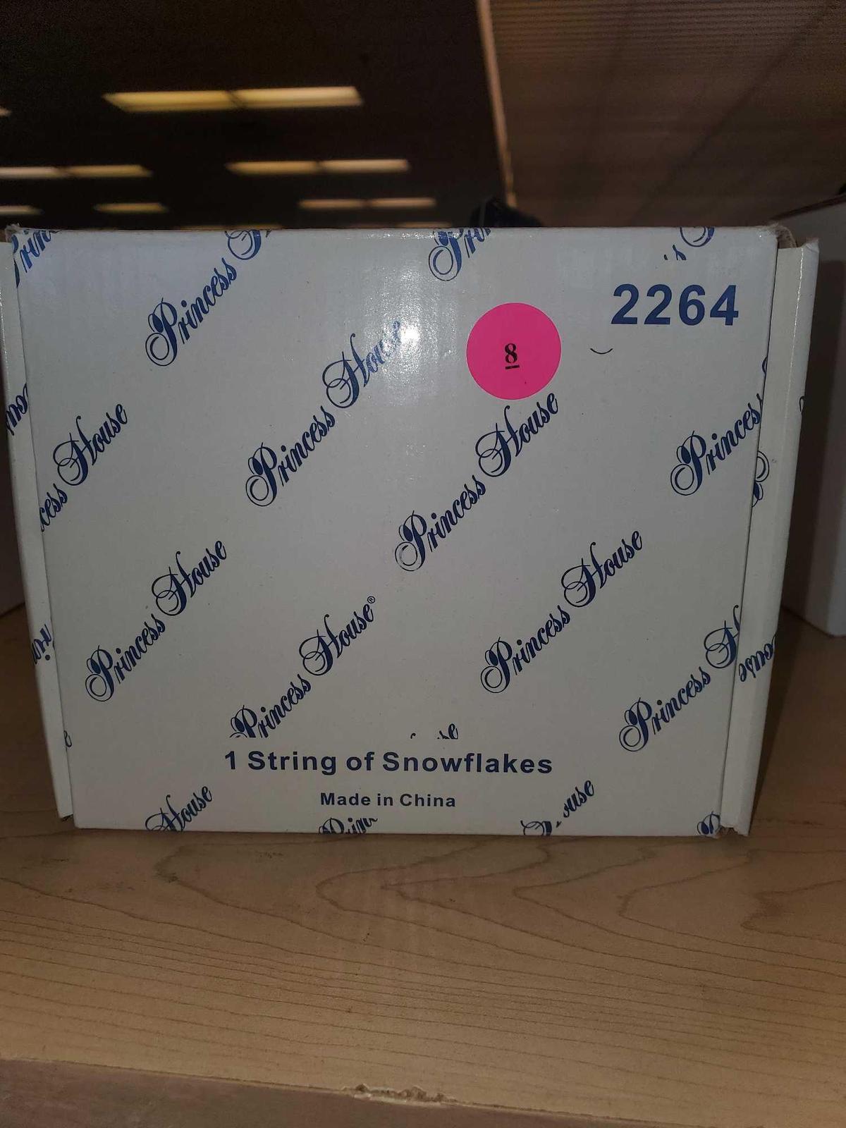 PRINCESS HOUSE 2264. 1 STRING OF SNOWFLAKES L. HAS THE ORIGINAL BOX.