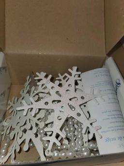 PRINCESS HOUSE 2264. 1 STRING OF SNOWFLAKES L. HAS THE ORIGINAL BOX.