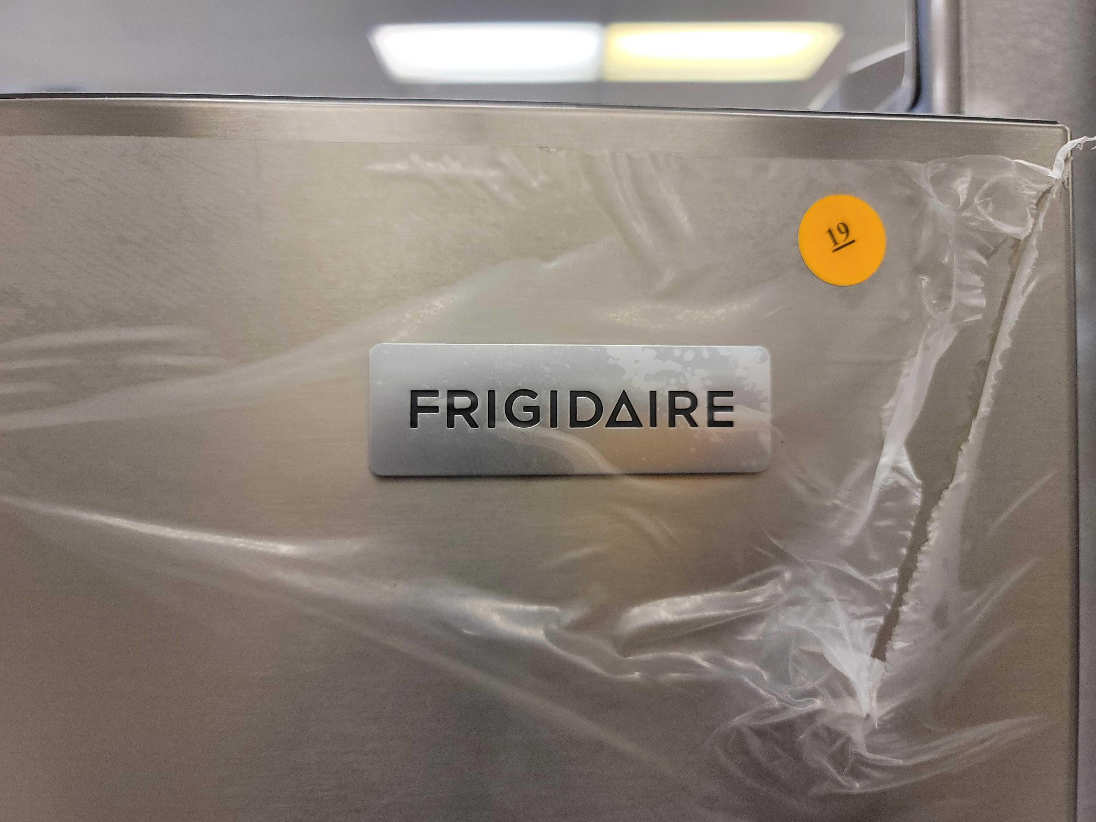 FRIGIDAIRE 20-CU FT. TOP-FREEZER REFRIGERATOR (EASYCARE STAINLESS STEEL). MODEL #LFTR2045VF3, SERIAL