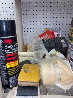 SHELF LOT OF ASSORTED ITEMS TO INCLUDE SUPPER 77 SPRAY ADHESIVE, ORANGE 5 GALLON BUCKET OF CLEANING