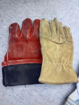 LOT OF WORKERS GLOVES FOUR PAIRS.
