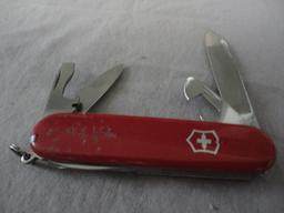 VICTORINOX SWISS MADE POCKET KNIFE ALL ITEMS ARE SOLD AS IS, WHERE IS, WITH NO GUARANTEE OR