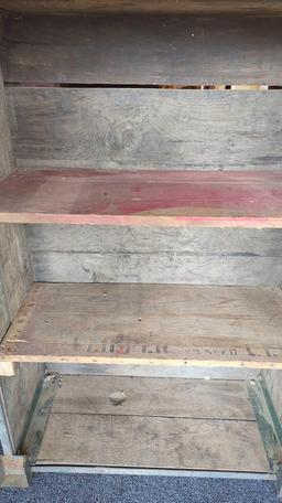 EARLY STYLE WOOD AND METAL STORE PRODUCE DISPLAY BIN WITH SEPERATED DIVIDERS, BIN HAS SOME RUSTING